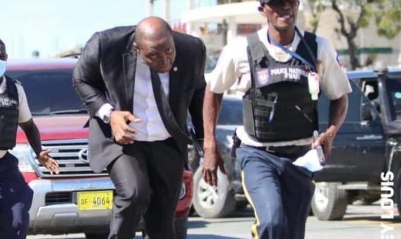 Ariel Henry mis au défi deux fois de suite par des civils armés