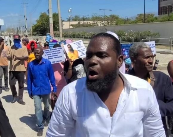 Tabarre sous tension : manifestants en force pour exiger le respect de la souveraineté d’Haïti et le départ du chargé d’affaires américain Tabarre sous tension : manifestants en force pour exiger le respect de la souveraineté d’Haïti et le départ du chargé d’affaires américain