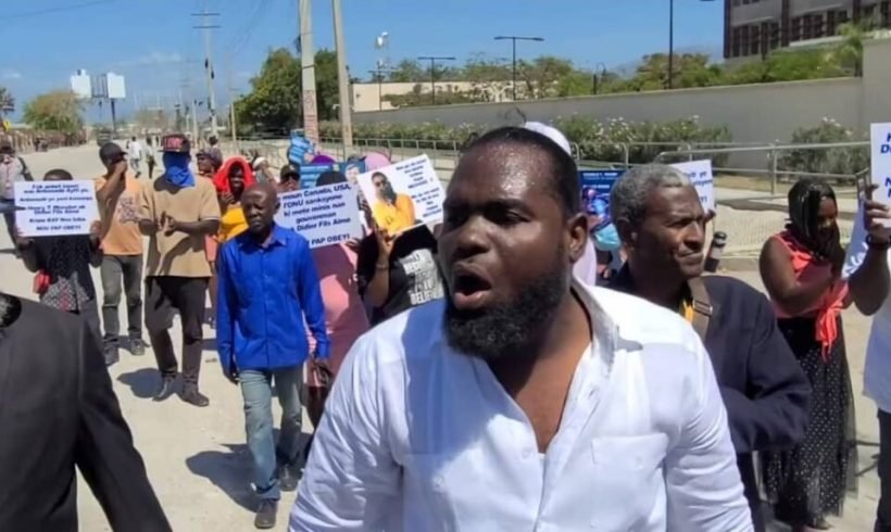 Tabarre sous tension : manifestants en force pour exiger le respect de la souveraineté d’Haïti et le départ du chargé d’affaires américain